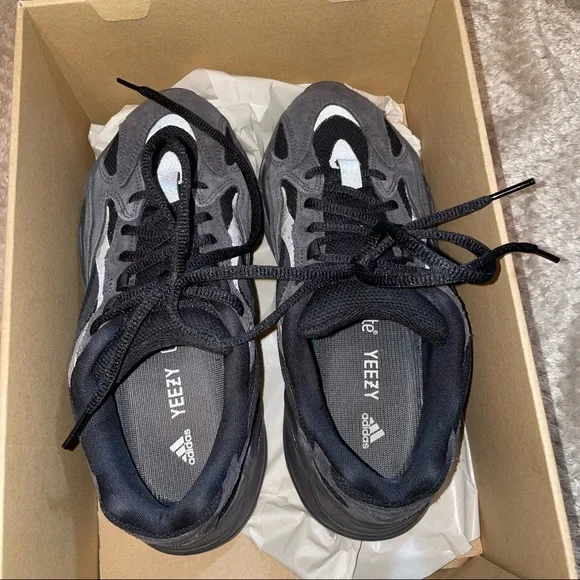 Adidas Yeezy Boost 700 V2 Vanta Sneakers in Black
